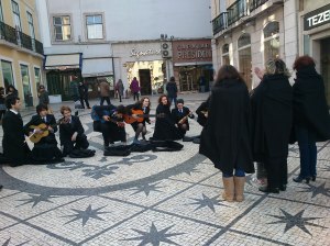 Tineri studenti la litere, cantand (Chiado) DSC_0211