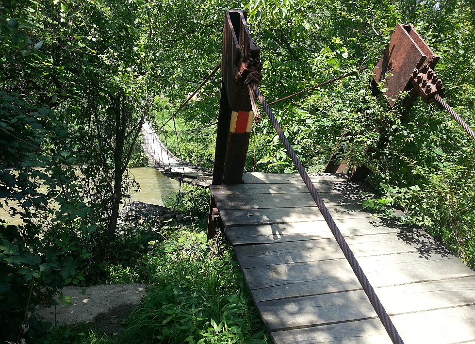 Pod atarnat peste Nera involburata / Hanging bridge over the Nera river
